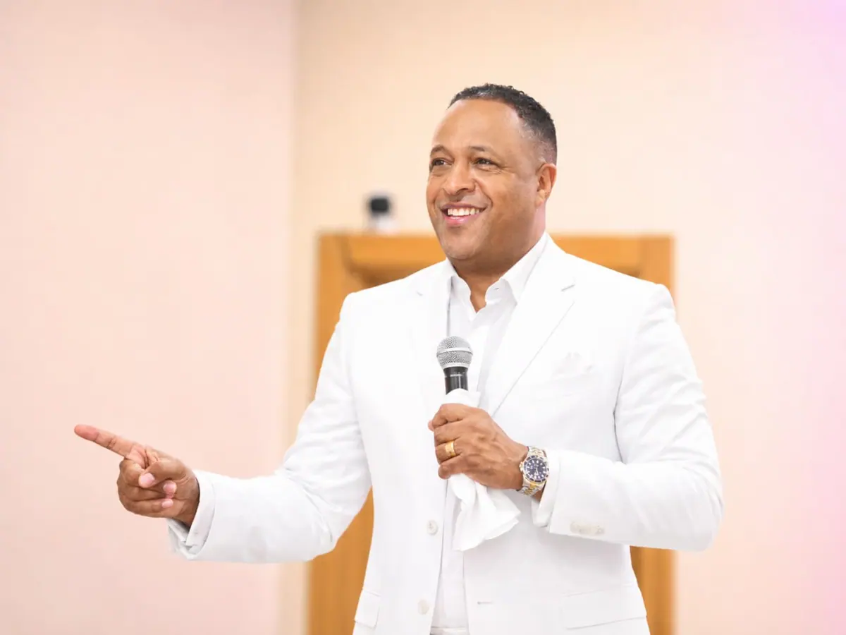 Bispo Angelo Barbosa de branco